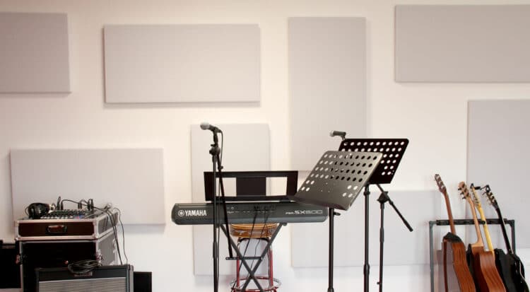 Panneau acoustique studio d'enregistrement carré blanc plaqué au mur