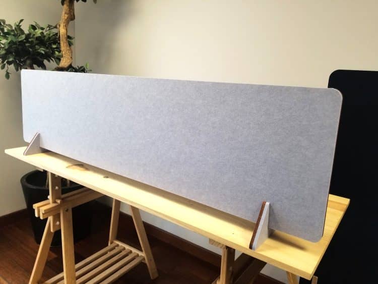 cloisonnette de bureau acoustique en PET recyclé sur platines feutre