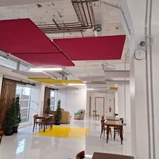 panneaux acoustiques suspendus au plafond couleur framboise