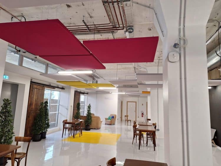 panneaux acoustiques suspendus au plafond couleur framboise