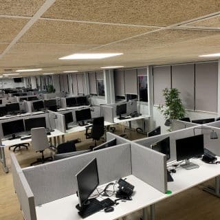 cloisonnettes de bureau acoustiques dans grand open space