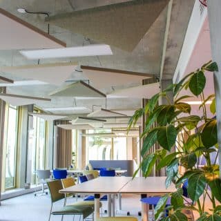 panneaux acoustiques triangle suspendus au plafond dans un espace de travail ouvert