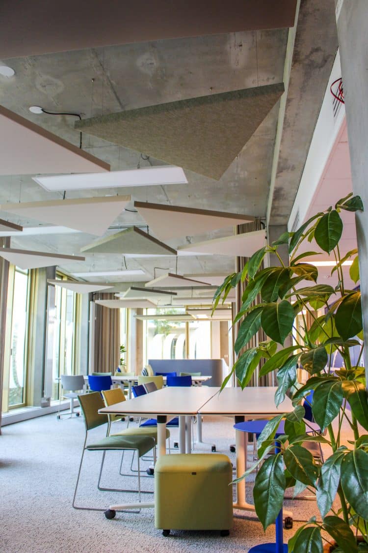 panneaux acoustiques triangle suspendus au plafond dans un espace de travail ouvert