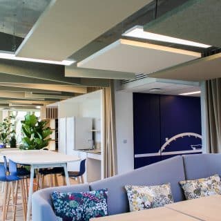 panneaux acoustiques suspendus au plafond formes carré et rectangle