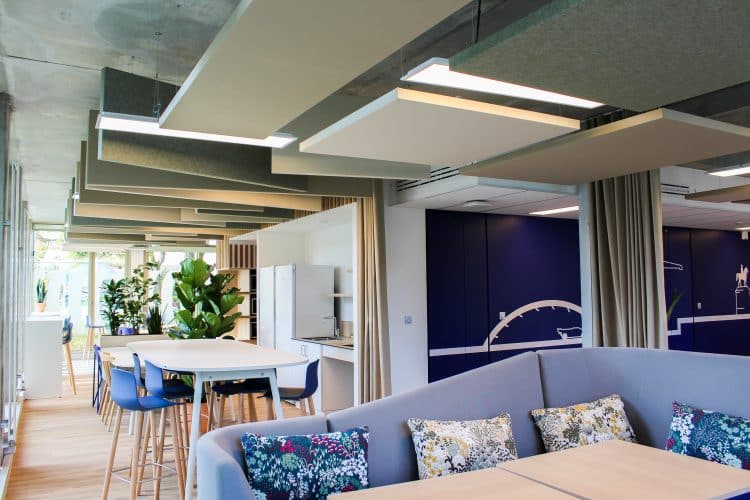 panneaux acoustiques suspendus au plafond formes carré et rectangle