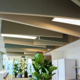 panneaux acoustiques en tissu recyclé suspendus verticalement au plafond