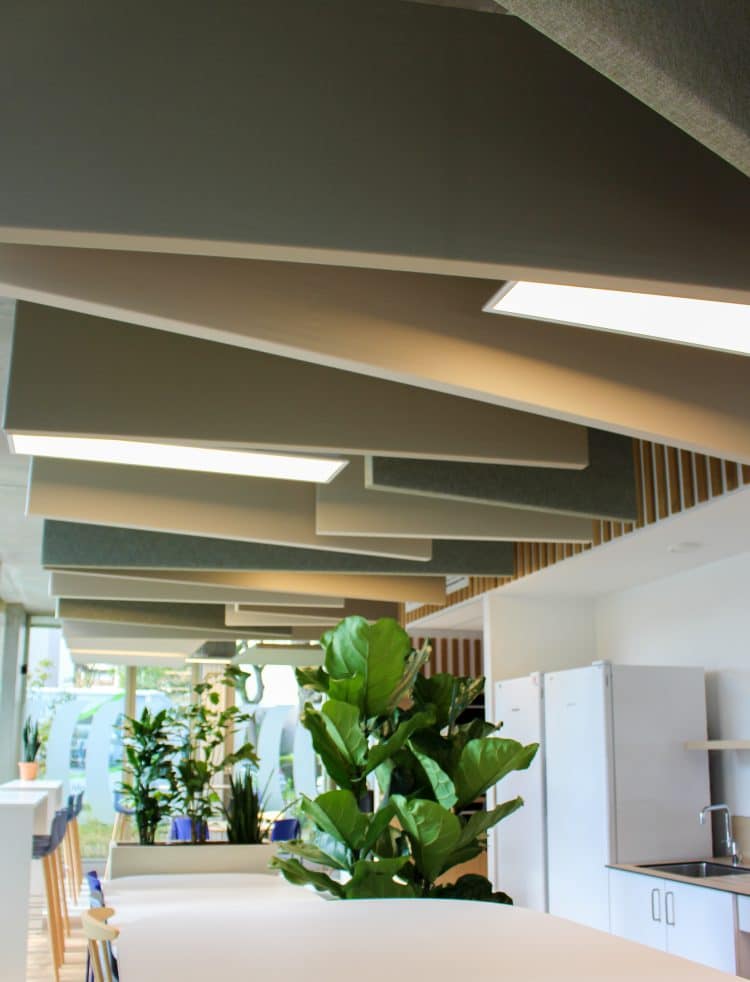 panneaux acoustiques en tissu recyclé suspendus verticalement au plafond
