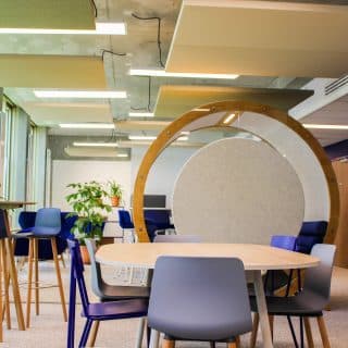 panneaux acoustiques rectangles suspendus au plafond