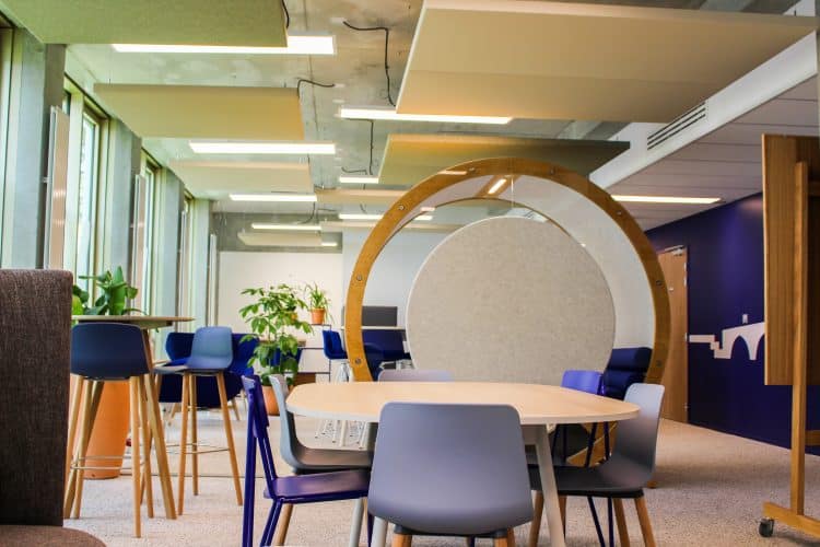 panneaux acoustiques rectangles suspendus au plafond
