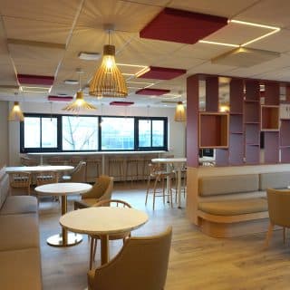 Dalles acoustiques TEMPO intégrés dans faux plafond et arches acoustique plaqués au mur