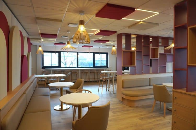 Dalles acoustiques TEMPO intégrés dans faux plafond et arches acoustique plaqués au mur