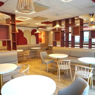 dalles acoustiques tempo intégrées dans faux plafond et arches plaqués au mur rouge et beige