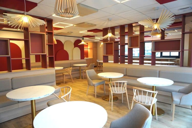 dalles acoustiques tempo intégrées dans faux plafond et arches plaqués au mur rouge et beige