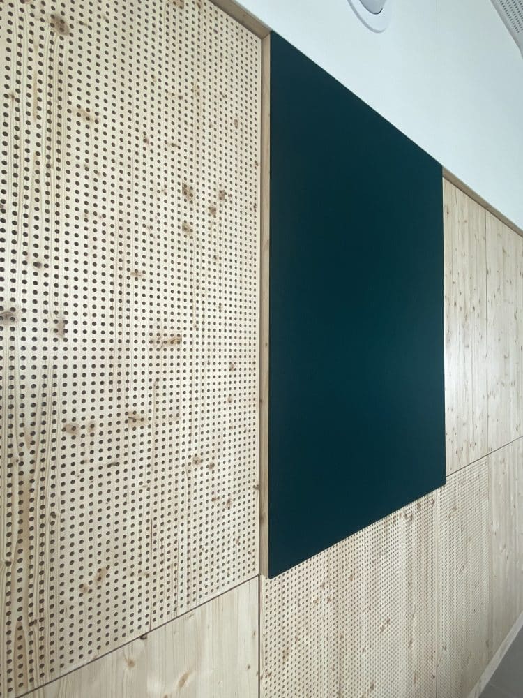 pet recyclé TEMPO FEUTRE collé sur mur avec ajout d'un absorbant acoustique 100% recyclé