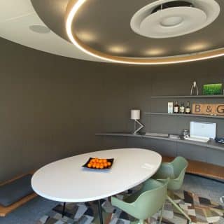 tissu tendu mural en lé et disque acoustique suspendu au plafond